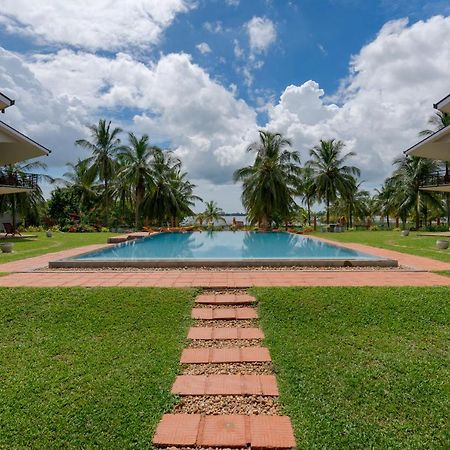 Tara Watergate Hotel Tissamaharama Bagian luar foto