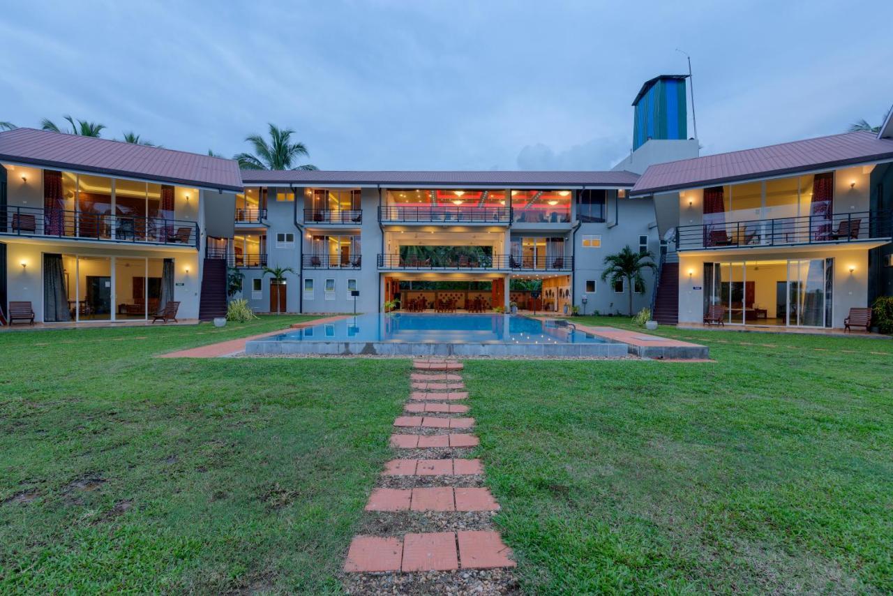 Tara Watergate Hotel Tissamaharama Bagian luar foto
