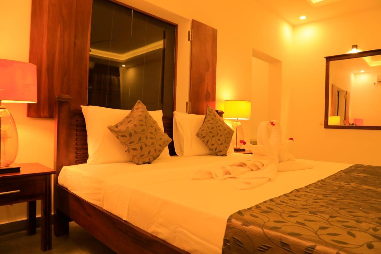 Tara Watergate Hotel Tissamaharama Bagian luar foto