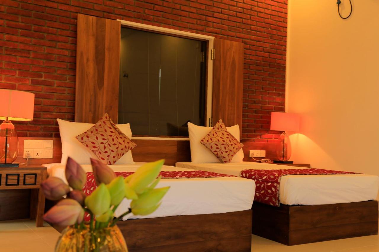 Tara Watergate Hotel Tissamaharama Bagian luar foto