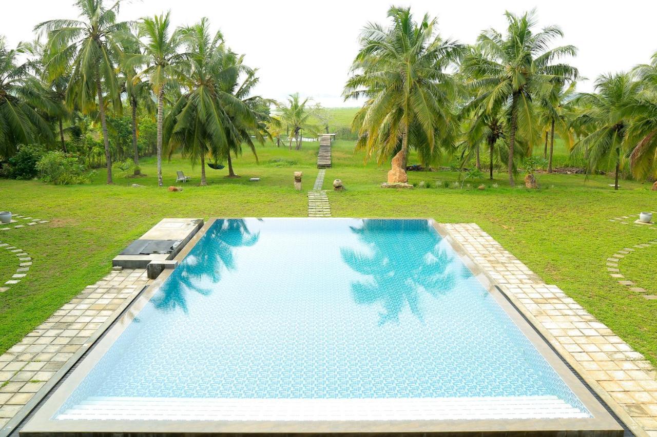 Tara Watergate Hotel Tissamaharama Bagian luar foto